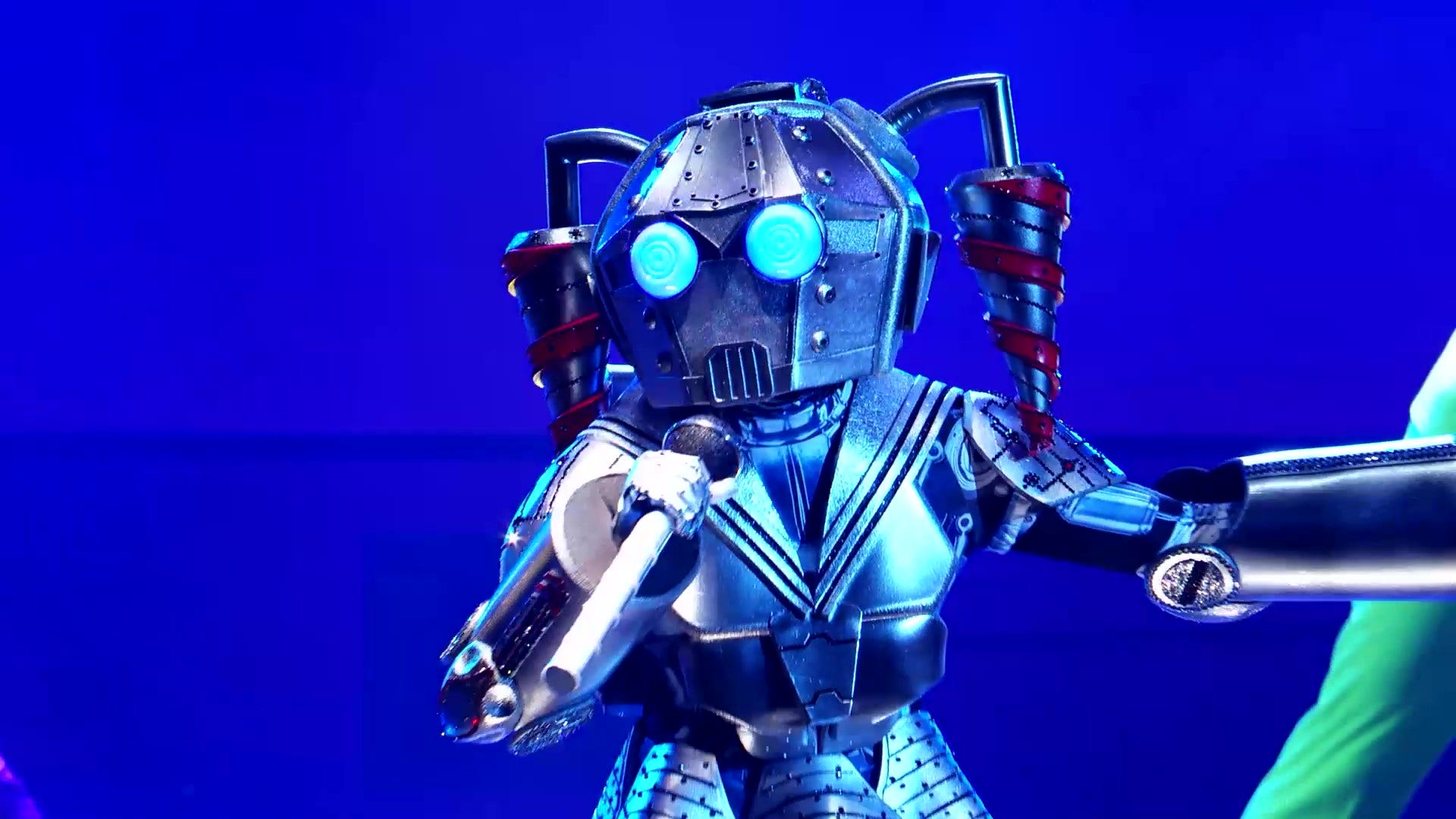 The Masked Singer S8 Robo Girl Performs "Bad Cinderella" 2022-10-11