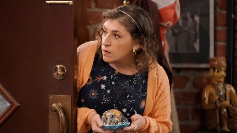 Call Me Kat Watch Season 2 Thursdays At 9 8c On Fox Call Me Kat Watch Season 2 Thursdays At 9 8c On Fox